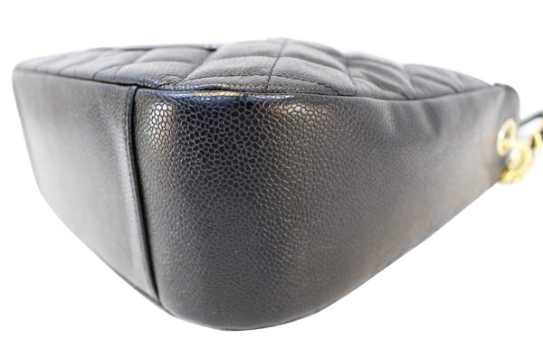 Chanel Shoulder Bag - CHANEL Sac Divers Caviar Large - corners view