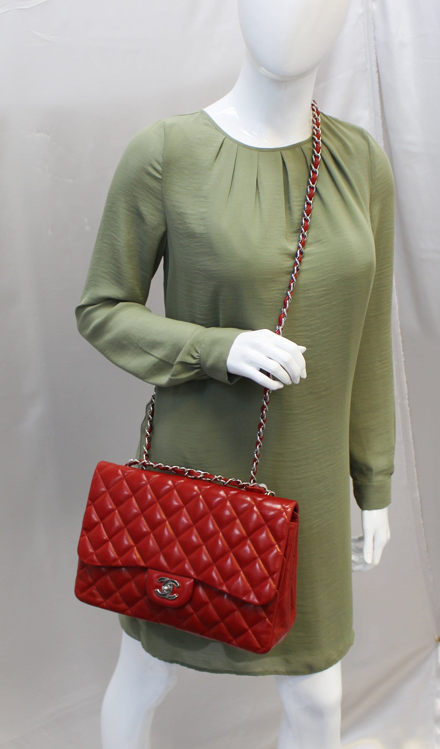 Red Chanel  Chanel classic jumbo, Chanel black classic, Stylish outfits