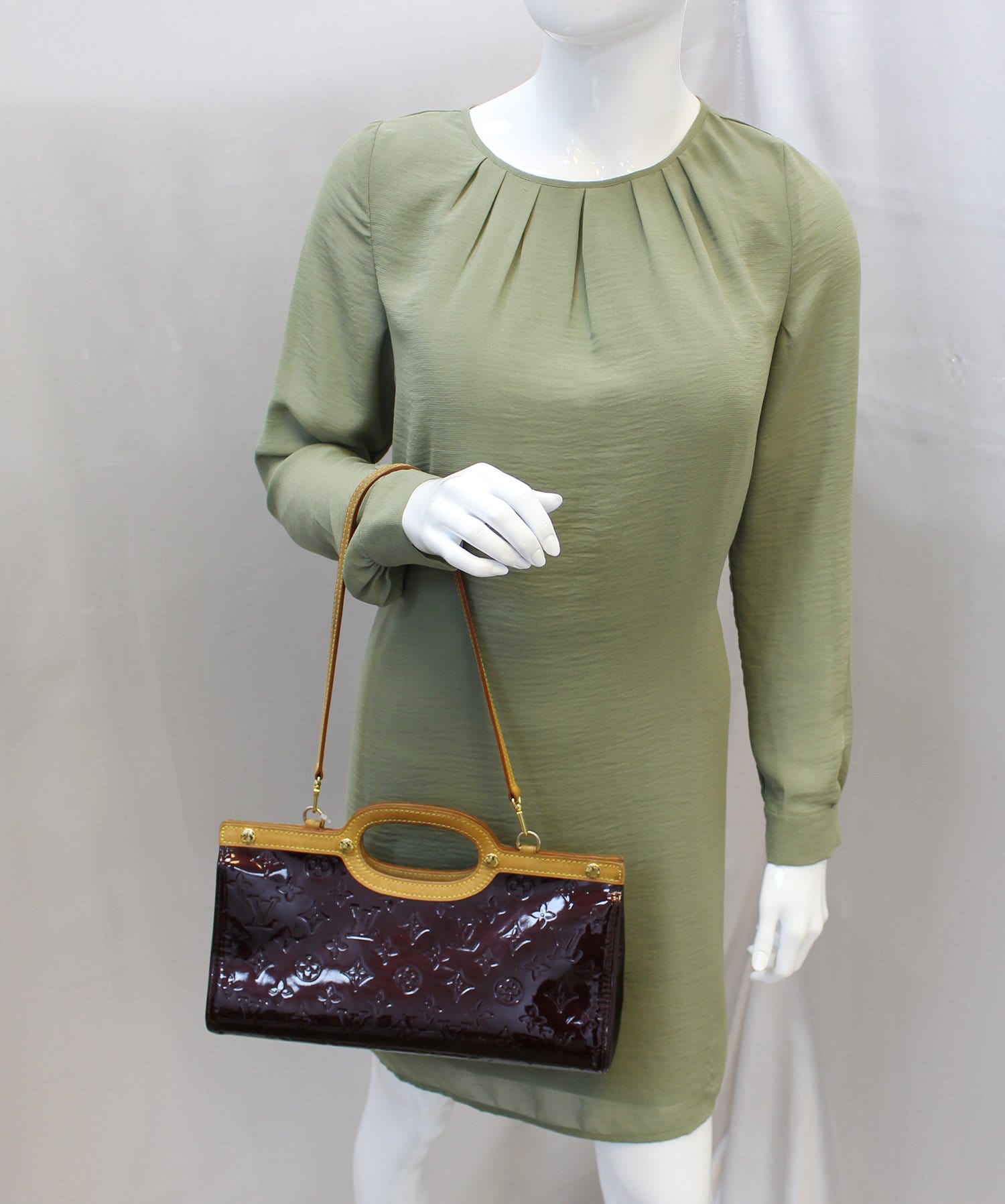 Pre-Owned Louis Vuitton Roxbury Drive Monogram Vernis Amarante Shoulder Bag  