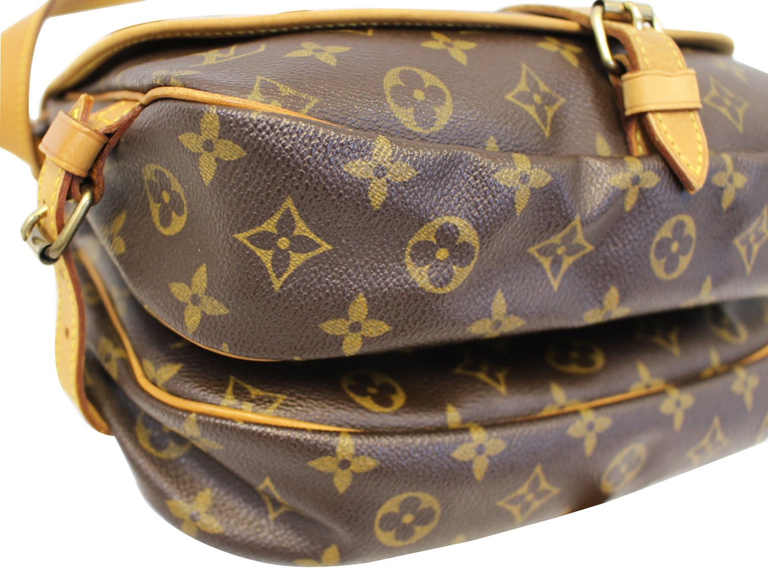 30 - Saumur - los bolsos louis vuitton mas iconicos - Vuitton - Shoulder -  Monogram - M42256 – Her outfit is also Louis Vuitton - Louis - Bag