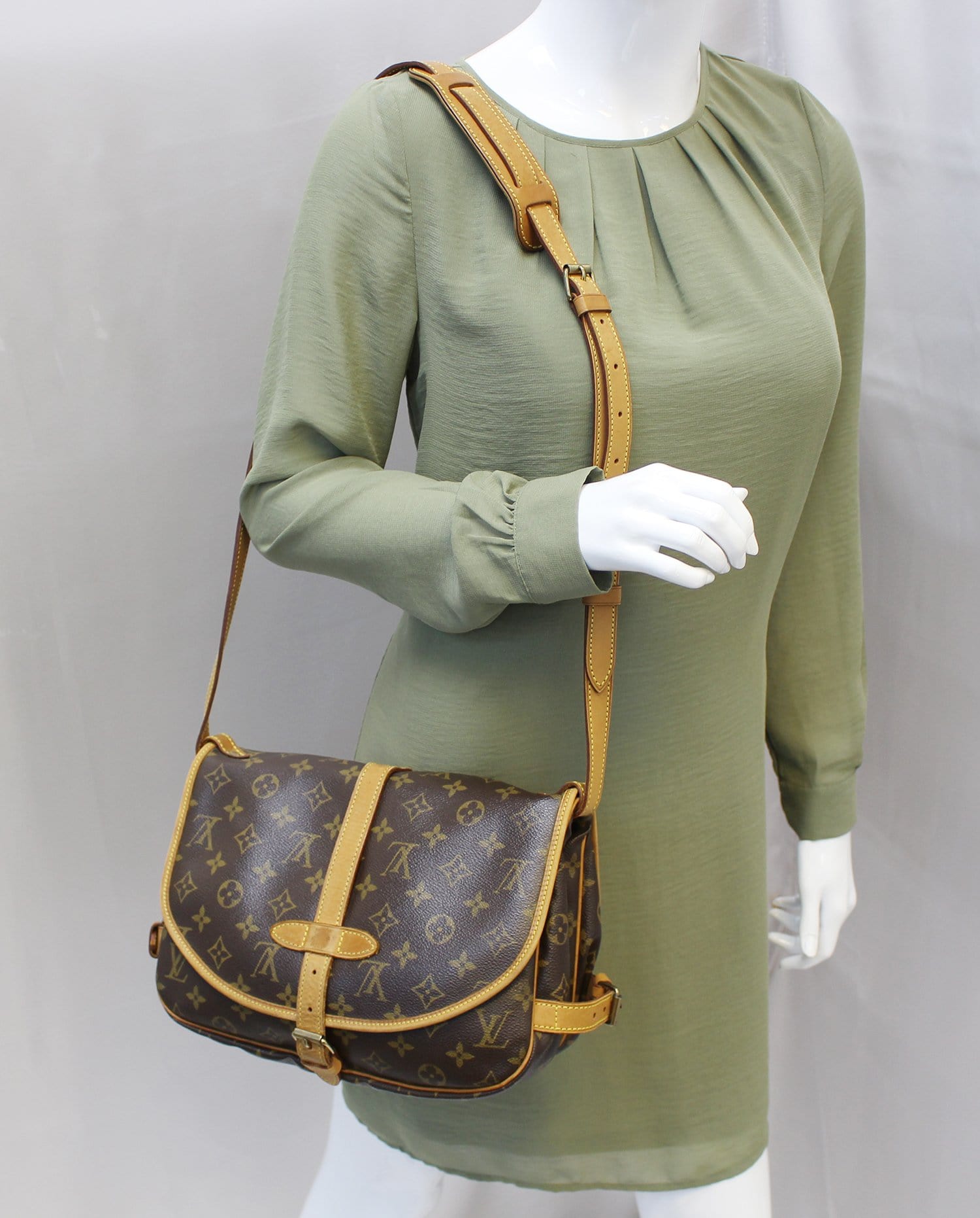 Louis Vuitton Saumur 30 Canvas Shoulder Bag (pre-owned) in Metallic