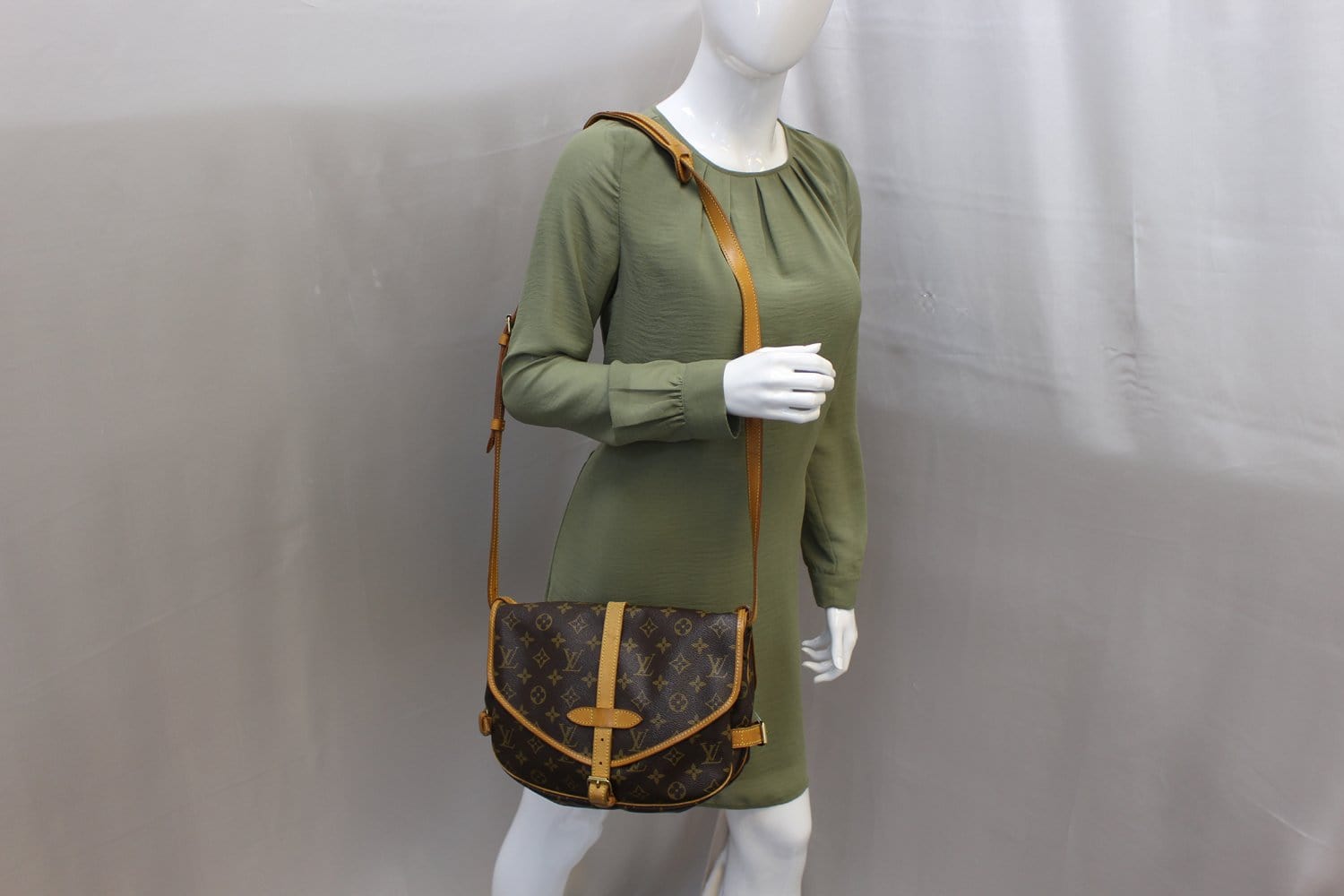 Auth Louis Vuitton Monogram Saumur 30 Shoulder Cross Body Bag LV