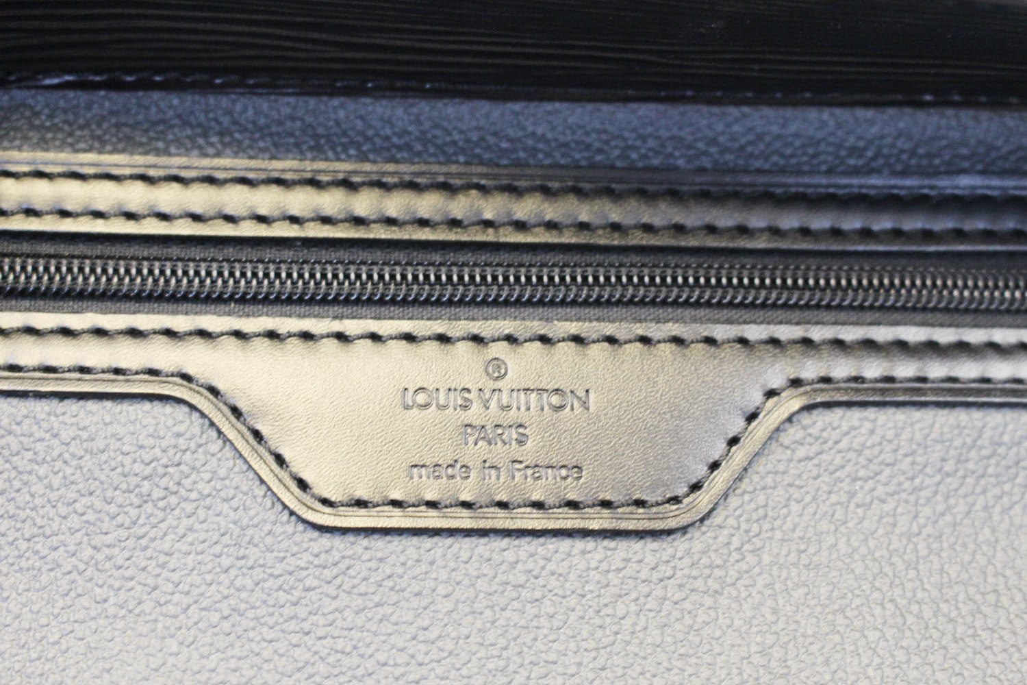 Louis Vuitton Epi Sac Plat PM (SHG-31941) – LuxeDH