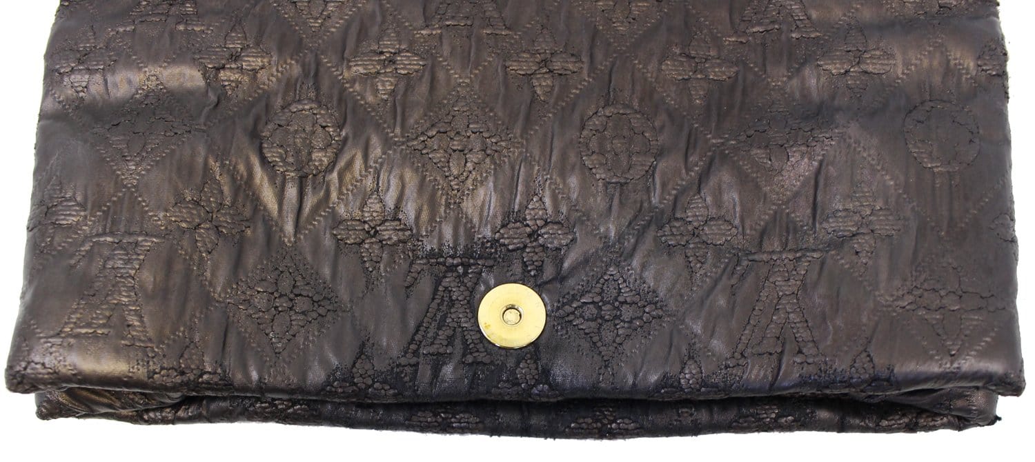 Leather clutch bag Louis Vuitton Black in Leather - 29349504
