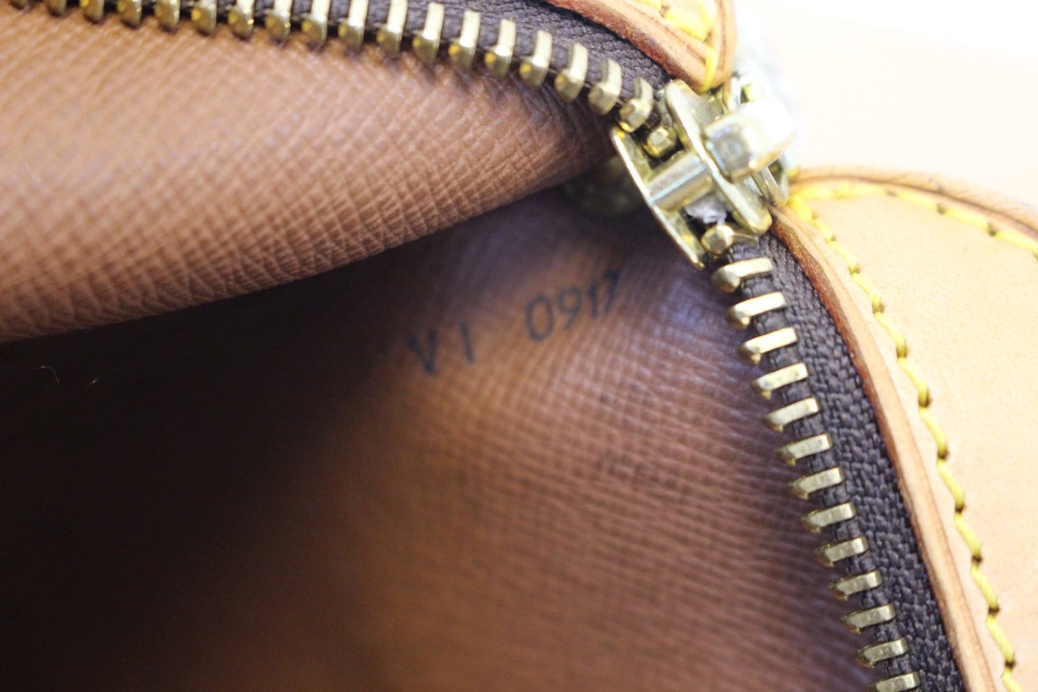 Marque Luxury - 🐶🐶🐶 Louis Vuitton Monogram Canvas Leather Sac