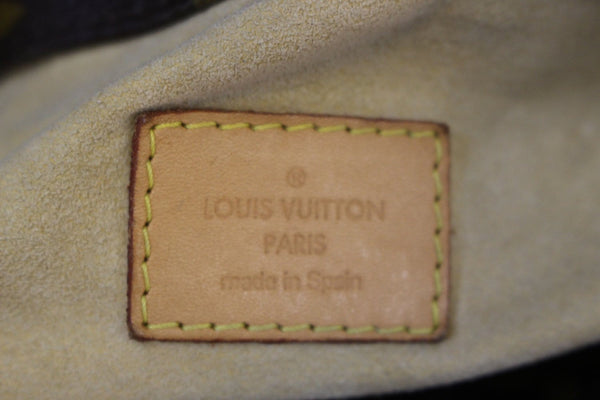 Louis Vuitton Artsy MM Monogram Tote Handbag - lv logo