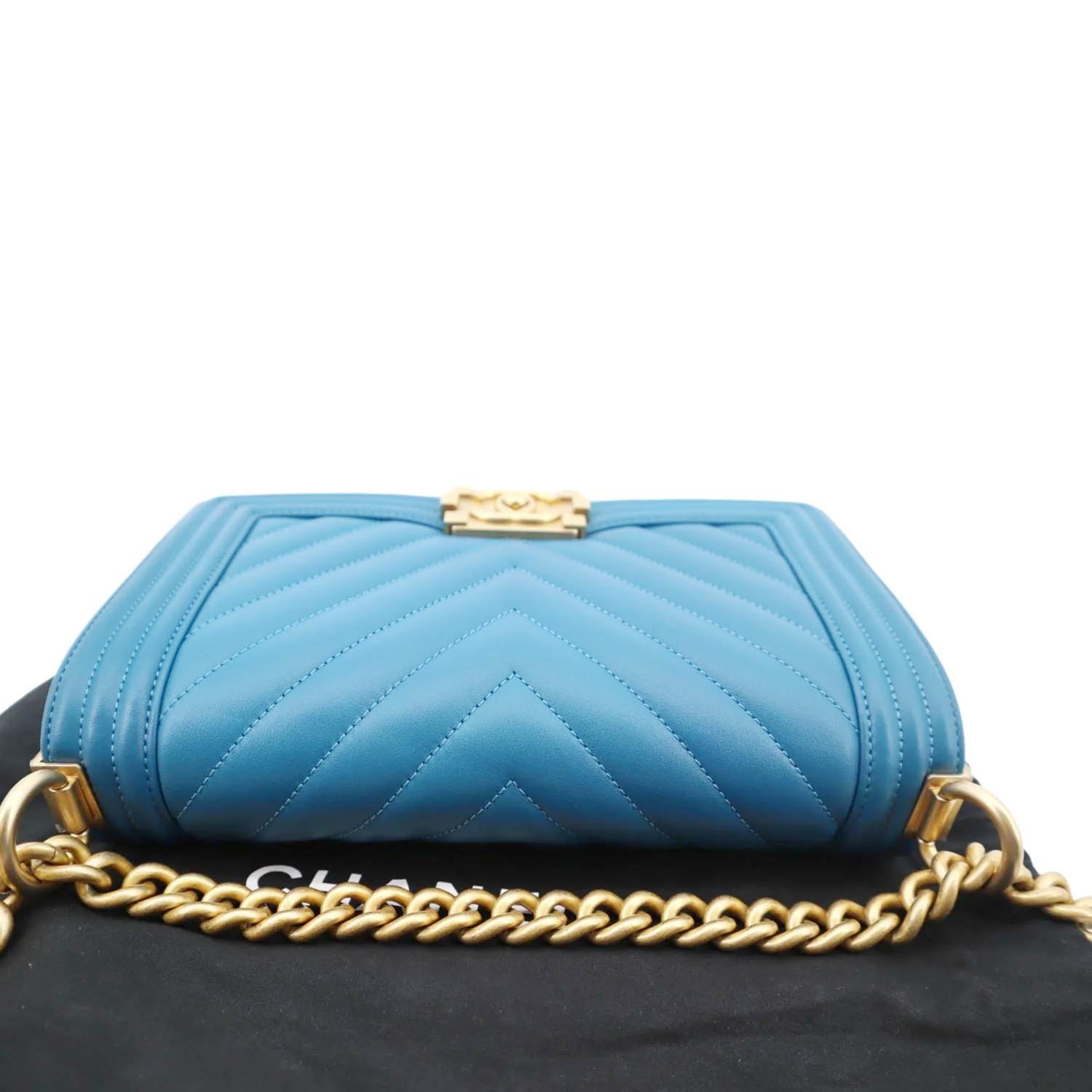 Chanel Gray Chevron Boy Bag Shoulder Bag DOOOXZDE 144020005911