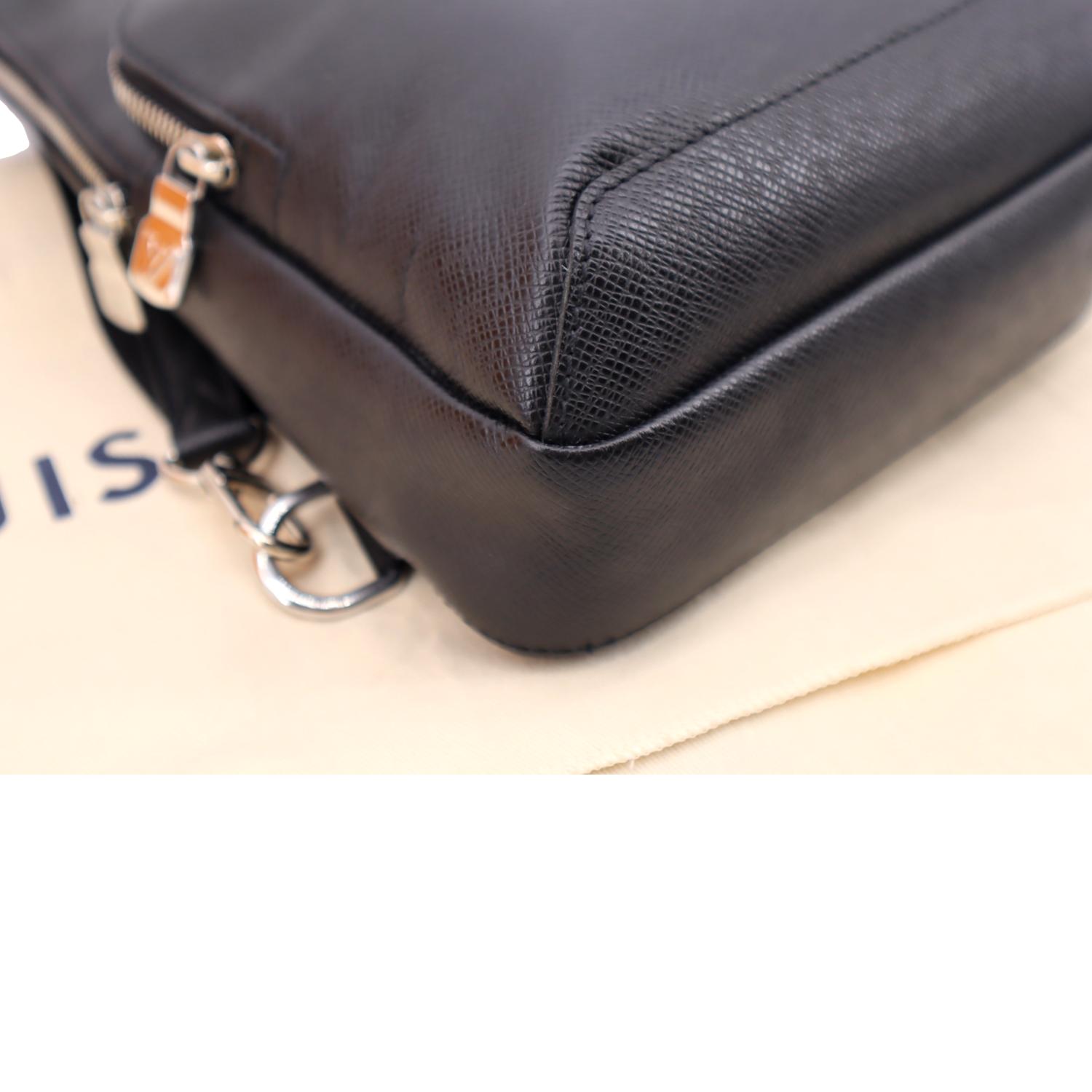 Louis Vuitton, a grey taiga 'Avenue' sling bag, 2022. - Bukowskis