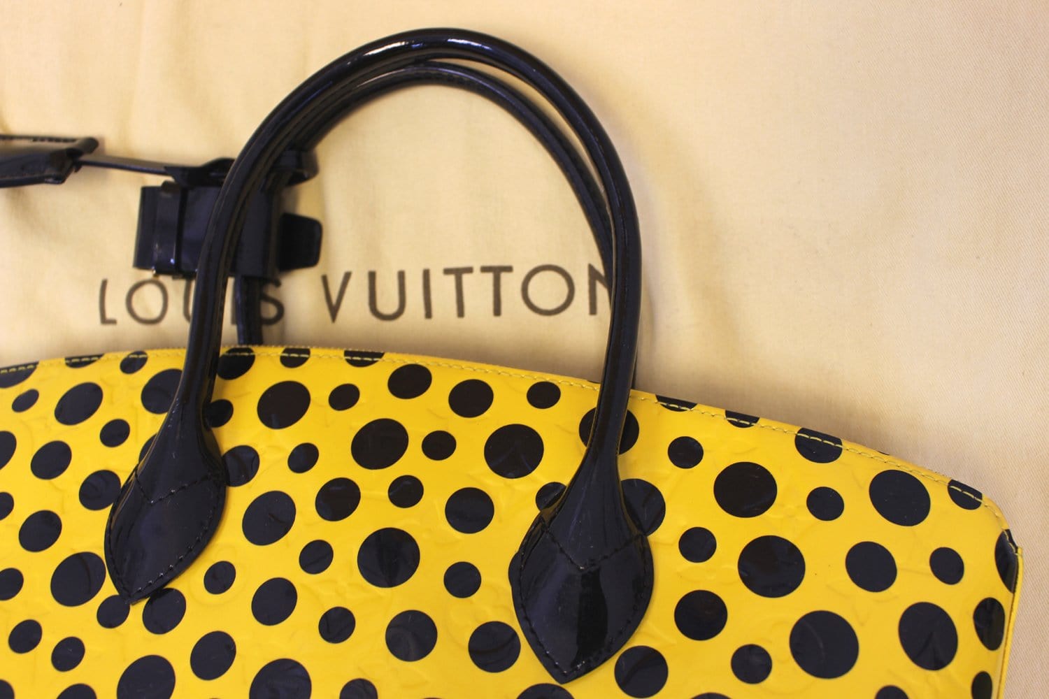 LOUIS VUITTON x Yayoi Kusama Dots Paper Shopping Gift Bag White 2023  Limited!