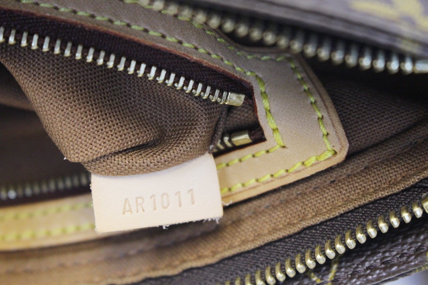Louis Vuitton - Trotteur Crossbody Handbag on Designer Wardrobe