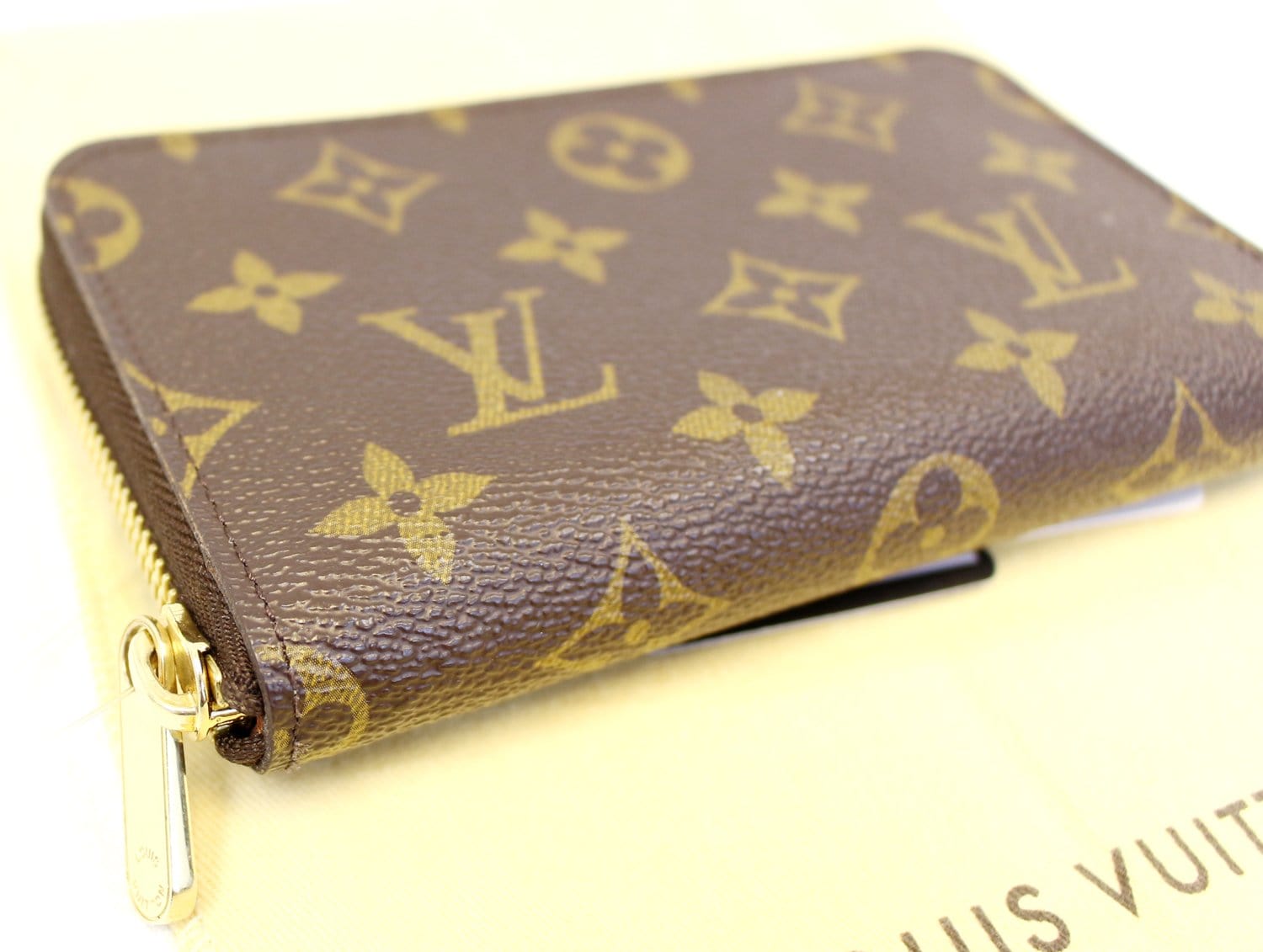 Louis Vuitton Monogram Compact Wallet Zippy Snap Zip 91lv225s For Sale at  1stDibs  louis vuitton compact zip wallet, louis vuitton wallet small, small  zip wallet louis vuitton